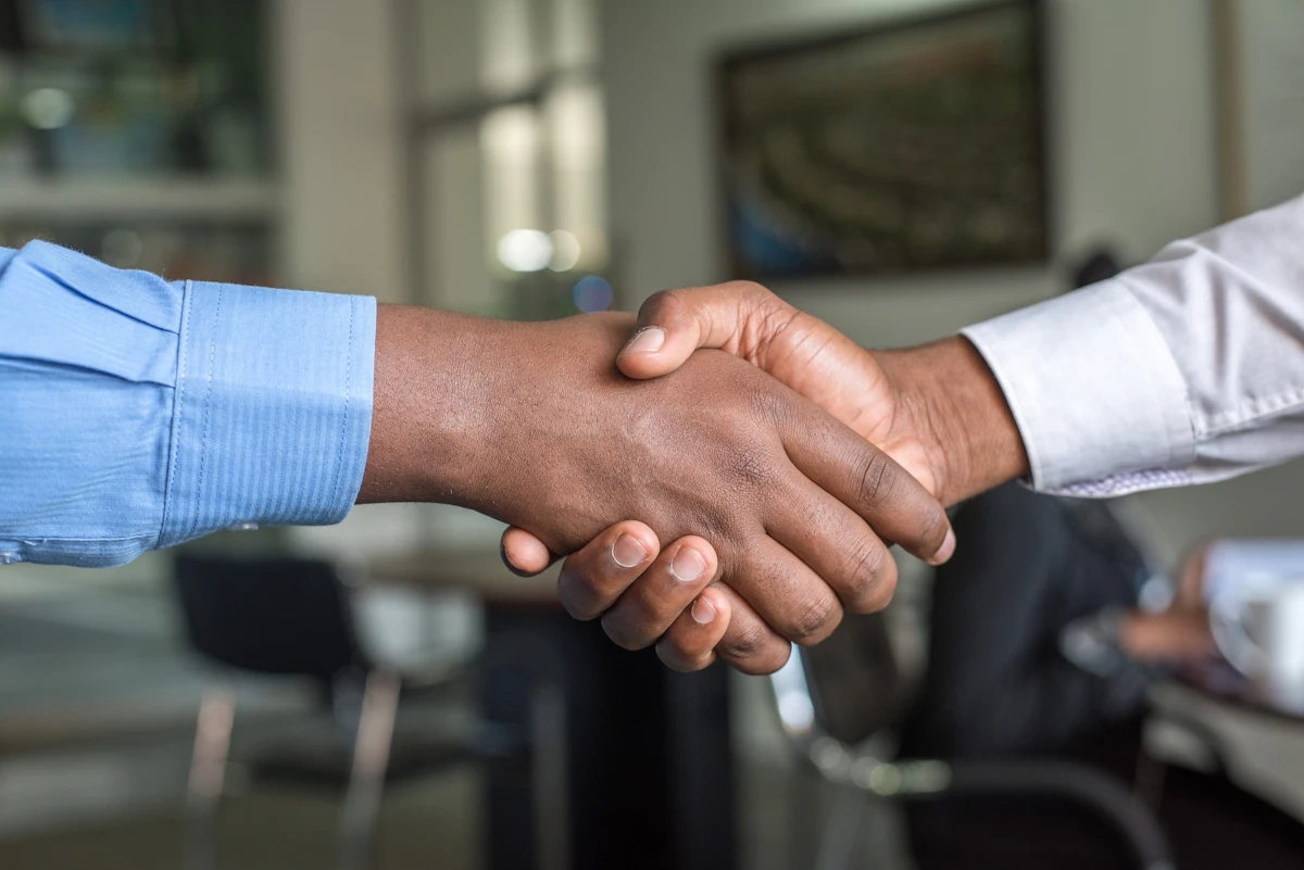 Apretón de manos profesional que representa el compromiso con nuestros clientes