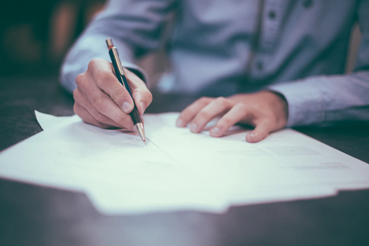 Firma de documentos legales que representa la formalización de la empresa